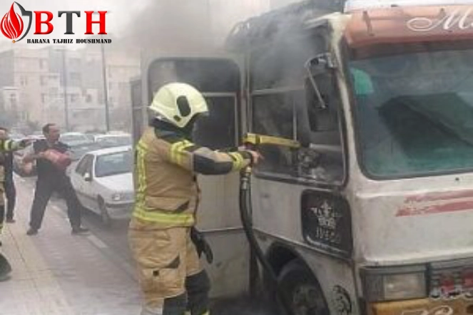 نجات 3 سرنشین از بین آتش و دود مینی بوس در میدان بهاران