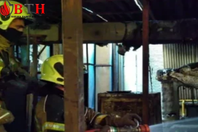 دو نفر از ساکنان یک مجتمع مسکونی ۵ طبقه با تلاش آتش نشانان از میان آتش سوزی یک واحد مسکونی نجات پیدا کردند.